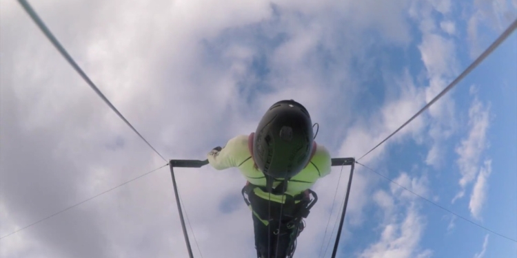 В Норвегии дельтаплан развалился прямо в воздухе. Пилот выжил чудом