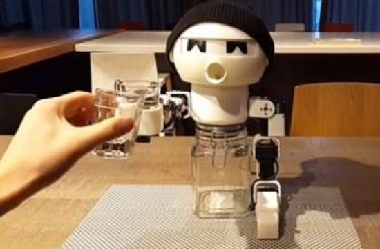 До чего доводит одиночество. Кореец сконструировал робота-собутыльника