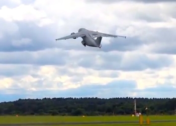 Порошенко показал видео с виражами АН-178 на авиасалоне в Фарнборо