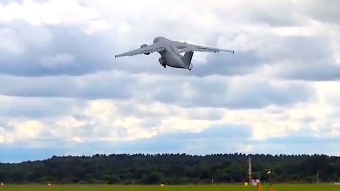 Порошенко показал видео с виражами АН-178 на авиасалоне в Фарнборо