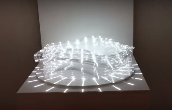 Танцовщицы из лучей света. Новое изобретение японского художника