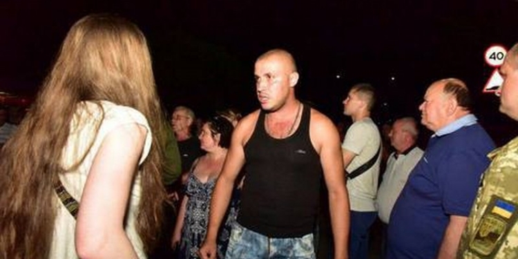 В Торецке пьяная толпа из числа ранее судимых пыталась блокировать передвижение техники ВСУ