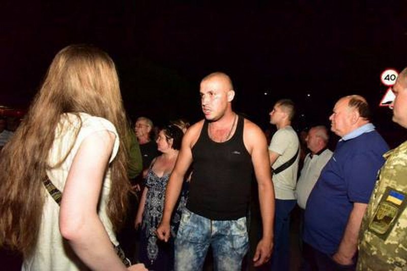 В Торецке пьяная толпа из числа ранее судимых пыталась блокировать передвижение техники ВСУ 11