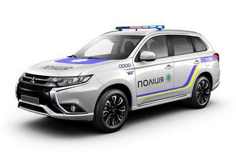 Украинских полицейских пересадят на гибридные внедорожники Mitsubishi Outlander 1