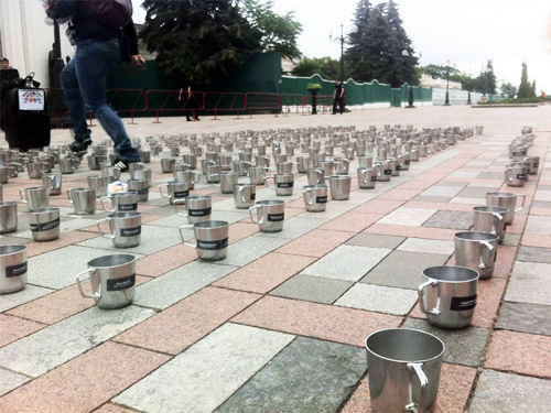 Каждому! Под Раду принесли 450 именных тюремных кружек