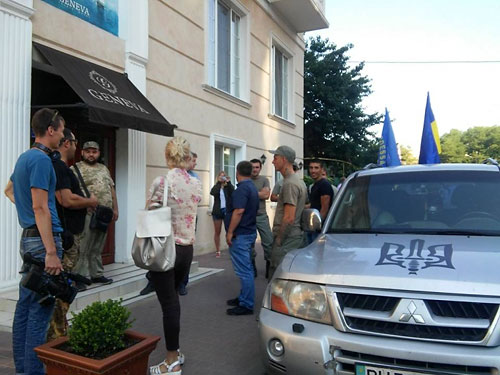Одесский "Автомайдан" блокирует отель, где назначена встреча "Оппоблока" и польских политиков 1