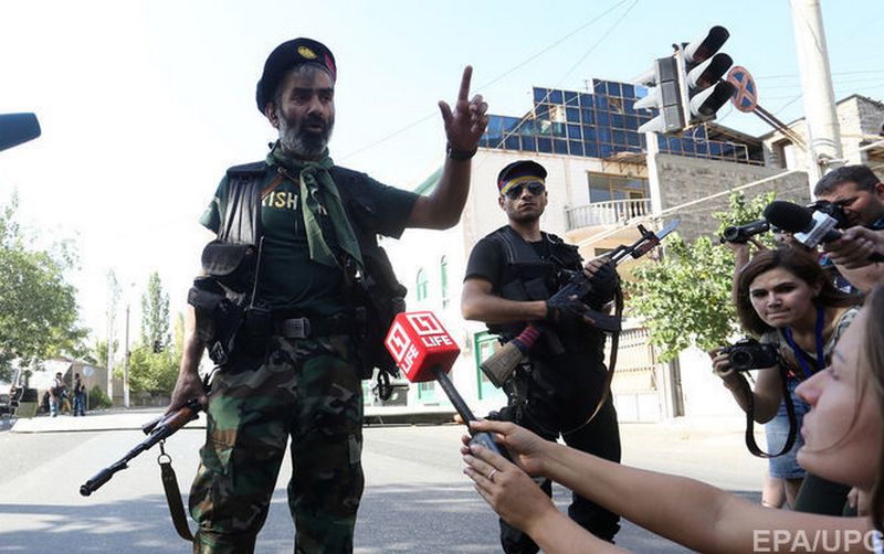 В Ереване вооруженная группа, захватившая здание ППС, освободила заложников-медиков 1