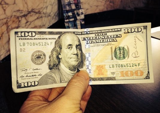 В США анонимный филантроп уже три года подбрасывает жителям 100-долларовые купюры. И так уже на $50 тыс.