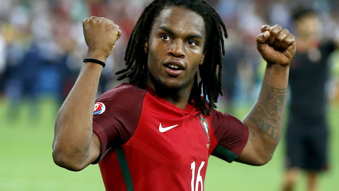 Португалия обыграла Польшу и вышла в полуфинал. На поле фанат гонялся за Роналду