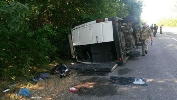 Маршрутка перевернулась под Мариуполем: много пострадавших