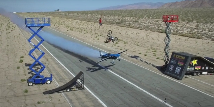 Ненормальные. Смертельный трюк: канатоходец, мотоциклист и самолет