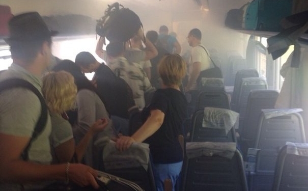 Поезд “Интерсити” из Киева в Одессу загорелся на ходу. Люди выпрыгивали из вагонов c детьми и чемоданами