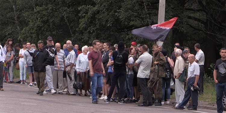 В Житомире маршрут крестного хода УПЦ МП пришлось изменить – активисты, бойцы АТО и представители «Правого сектора» перекрыли им путь