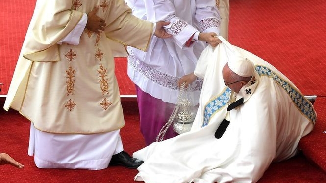 Папа Римский упал в Польше во время мессы