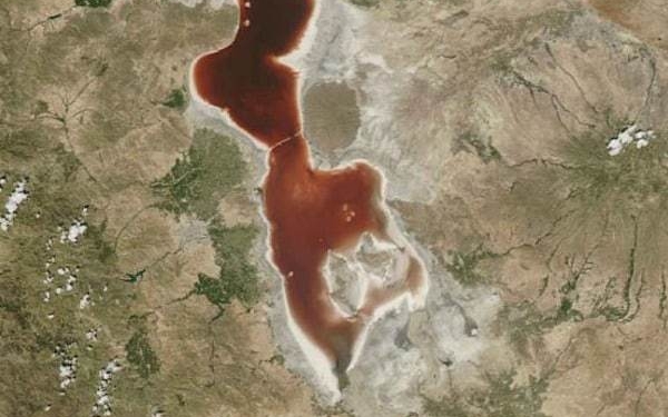В Иране зеленое озеро вдруг стало кроваво-красным