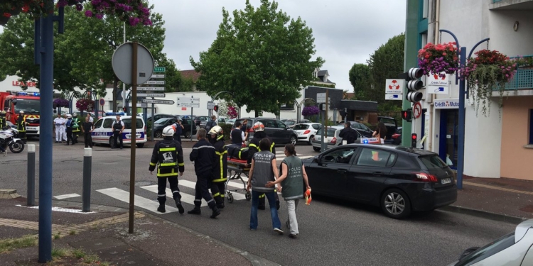 Во Франции захватили заложников в церкви. Убит священник