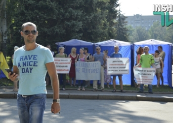 «Каждому николаевцу по будке!»: Под горсоветом снова пикетируют киоскеры
