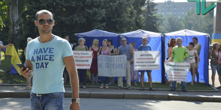 «Каждому николаевцу по будке!»: Под горсоветом снова пикетируют киоскеры