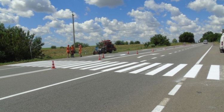 На Николаевщине дорожники устанавливают дорожные знаки и наносят разметку