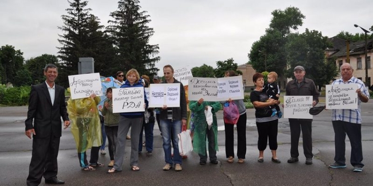 В Арбузинке Николаевской области пикетчики требуют отставки главы РГА