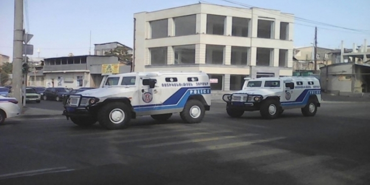 В Армении вооруженные люди захватили здание полиции: власти опровергают слухи о восстании и ведут переговоры