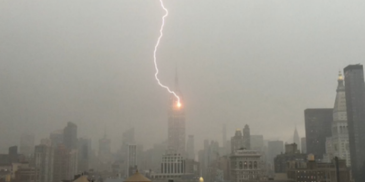 В Нью-Йорке в один небоскреб молния “бьет” регулярно. Но зафиксировали это впервые