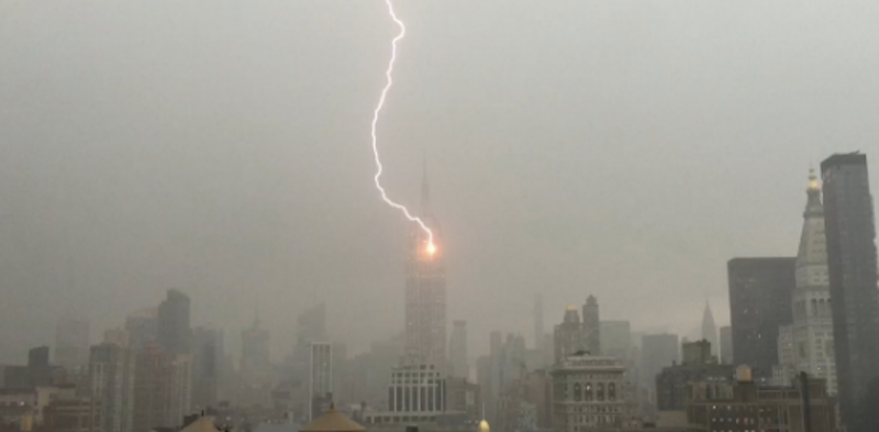 В Нью-Йорке в один небоскреб молния "бьет" регулярно. Но зафиксировали это впервые 1