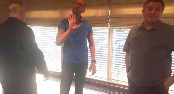 Тайная комната Авакова. Как журналисты в рабочих “апартаментах” министра МВД Яценюка и Турчинова “застукали”