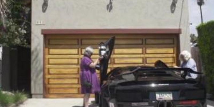 Две старушки за рулем Lamborgini шокировали встречных водителей и прохожих