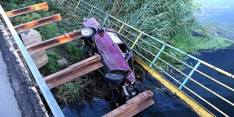 В Мариуполе ВАЗ упал с моста в реку. За рулем был пьяный военный