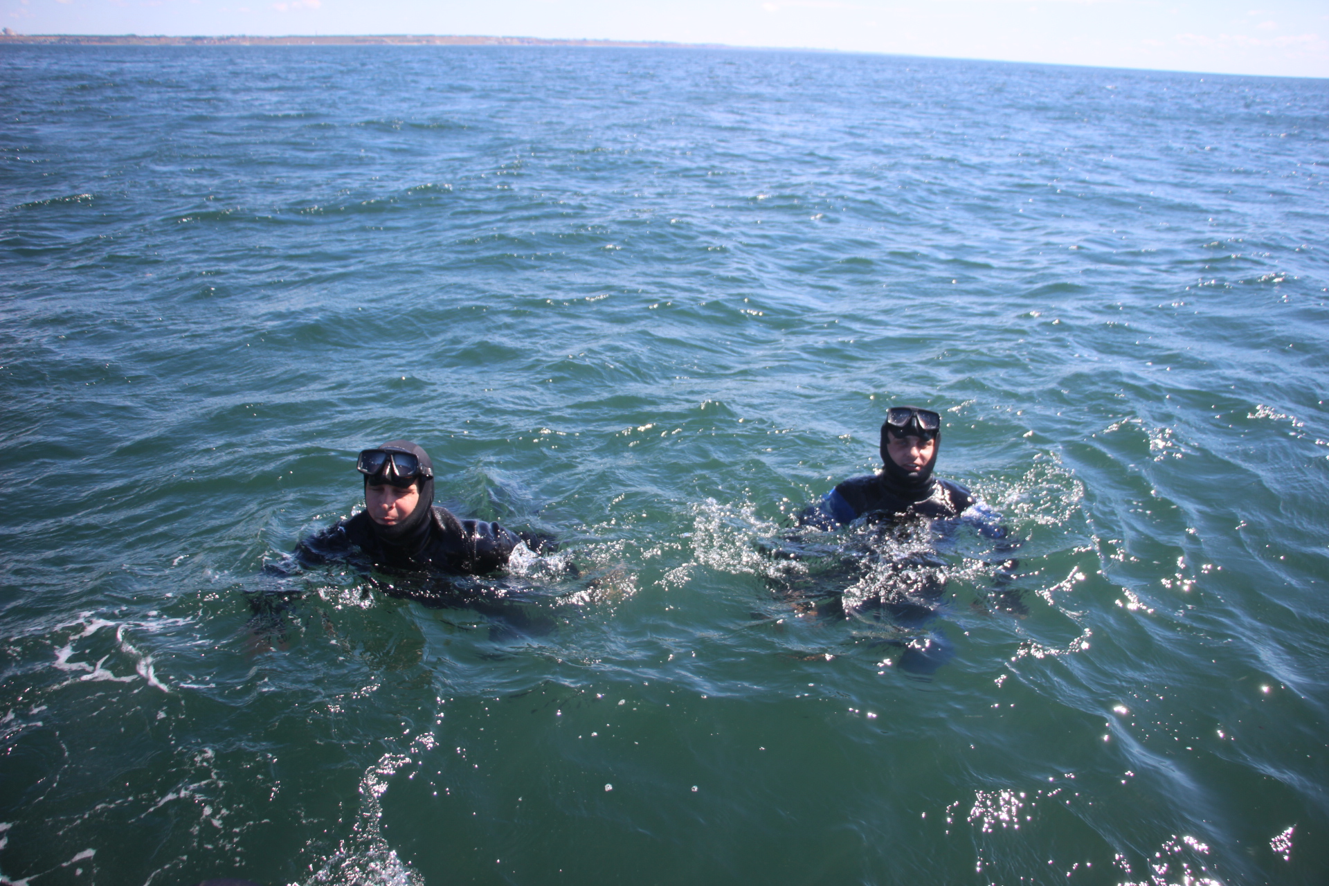 Украинские пограничники впервые применили беспарашютное десантирование в море