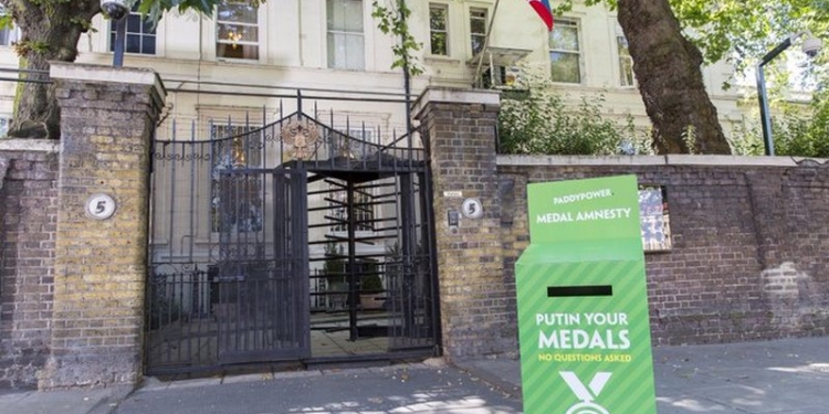 У посольства России в Лондоне поставили коробку для возврата медалей