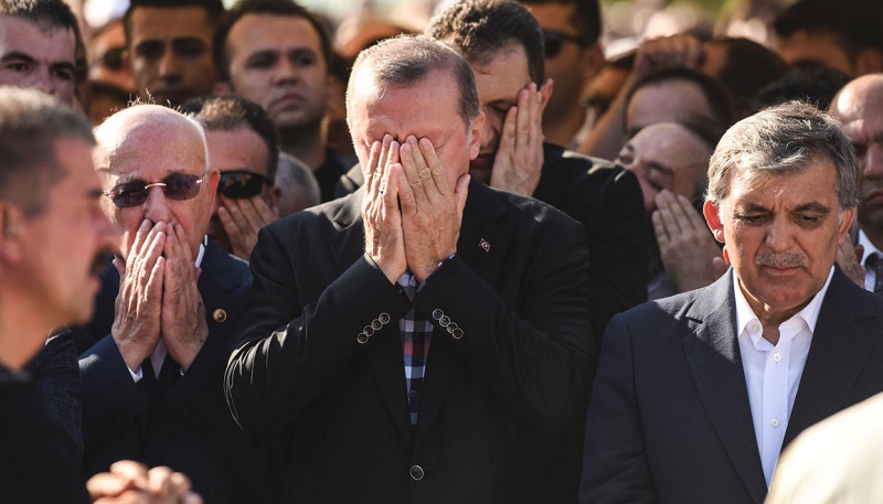 Эрдоган потерял сознание во время праздничной молитвы 1