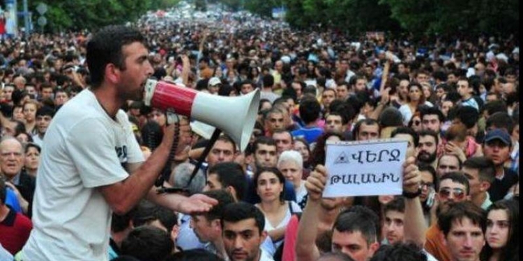 Во время разгона демонстрации в Ереване пострадало 60 человек, задержано 100 человек