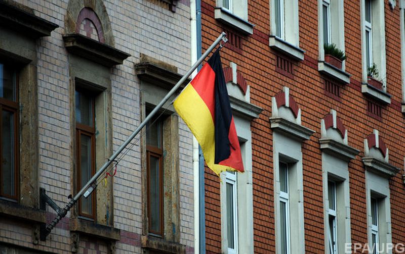 "Break the Wall": В Киеве обнаженная девушка с кувалдой атаковала посольство Германии 1