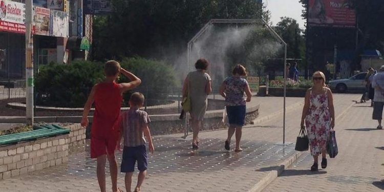 В Каховке для прохожих устроили спасение от аномальной жары