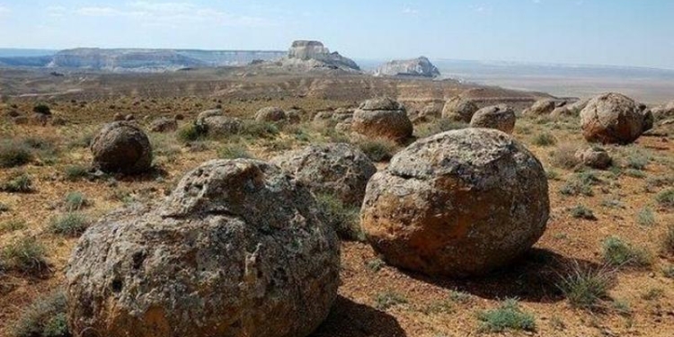 Загадочная долина каменных шаров в Казахстане