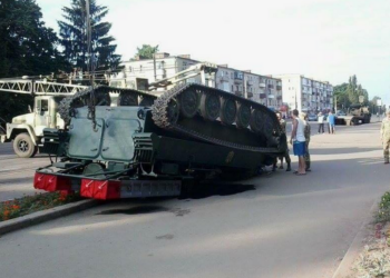 В центре Конотопа перевернулась боевая гусеничная машина