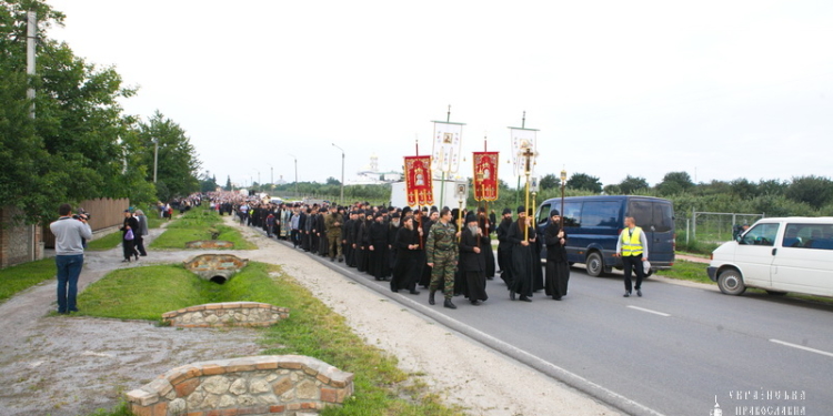 УПЦ Московского патриархата ведет в Киев две колонны крестного хода. С георгиевскими лентами и иконами Николая II