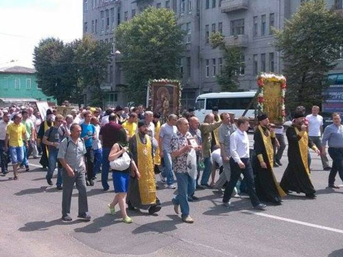 УПЦ Московского патриархата ведет в Киев две колонны крестного хода. С георгиевскими лентами и иконами Николая II 5