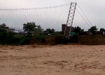 Огромный подвесной мост упал в реку в Непале