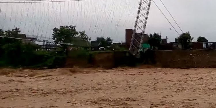 Огромный подвесной мост упал в реку в Непале