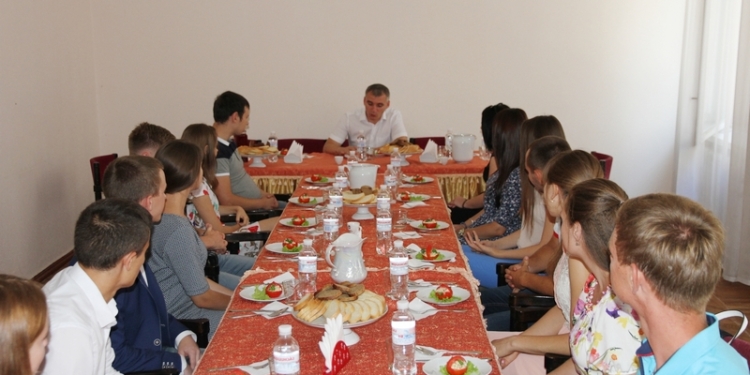 Обед в мэрии: мэр Николаева выполнил свое обещание студентам-победителям конкурса на день Европы