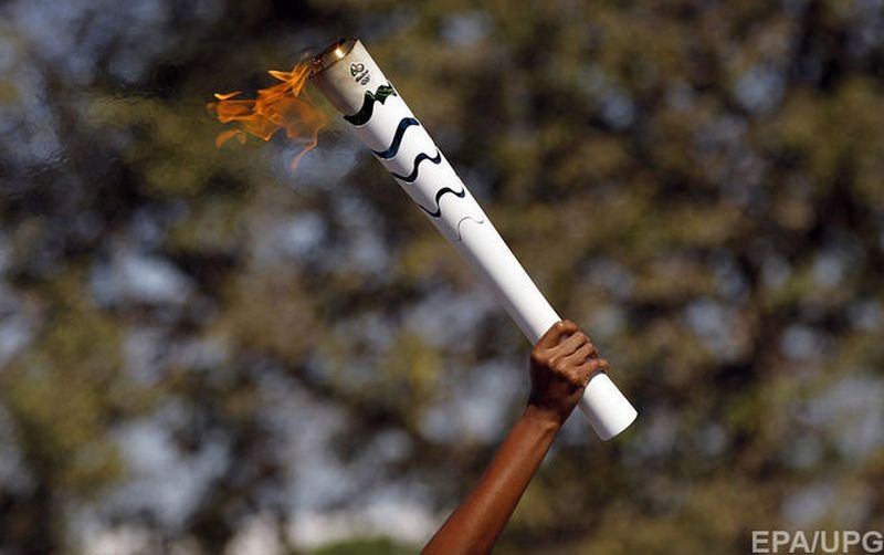 В Бразилии мужчина попытался украсть олимпийский факел - видео 1