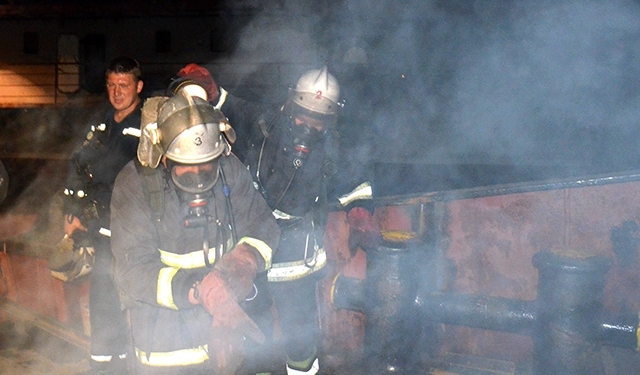 На «ЧСЗ» в Николаеве горел сухогруз – тушили 6 отделений спасателей