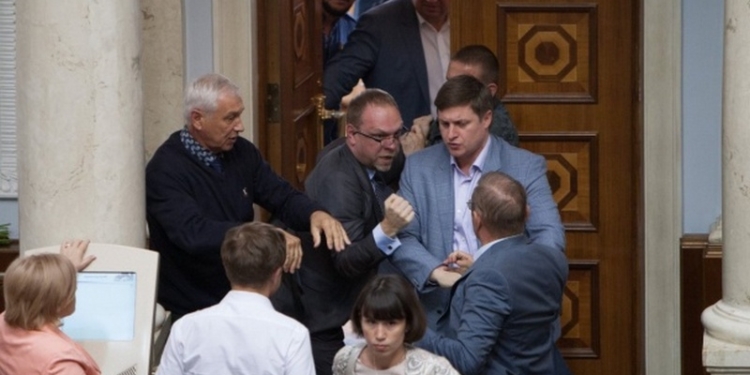 В Раде депутаты Власенко и Пашинский устроили потасовку