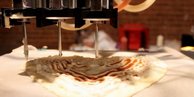 Робот 3D-принтер готовит пиццу ровно пять минут!