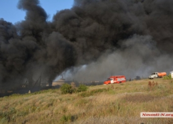 Под Николаевом горит завод переработки шин. Обновлено