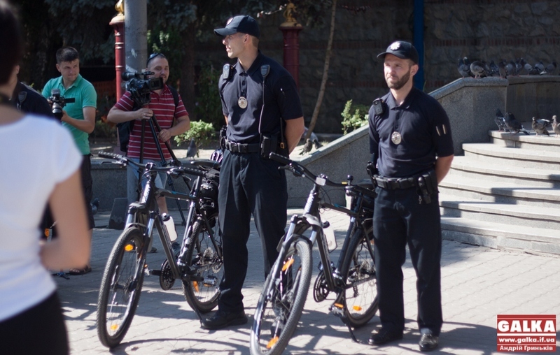 Киевские патрульные пересели на велосипеды 1