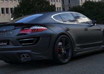 В Одессе ночью взорвался элитный автомобиль Porsche Panamera